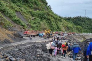 TRAS DERRUMBE VIAJES ENTRE COCHABAMBA Y SANTA CRUZ SE REALIZAN